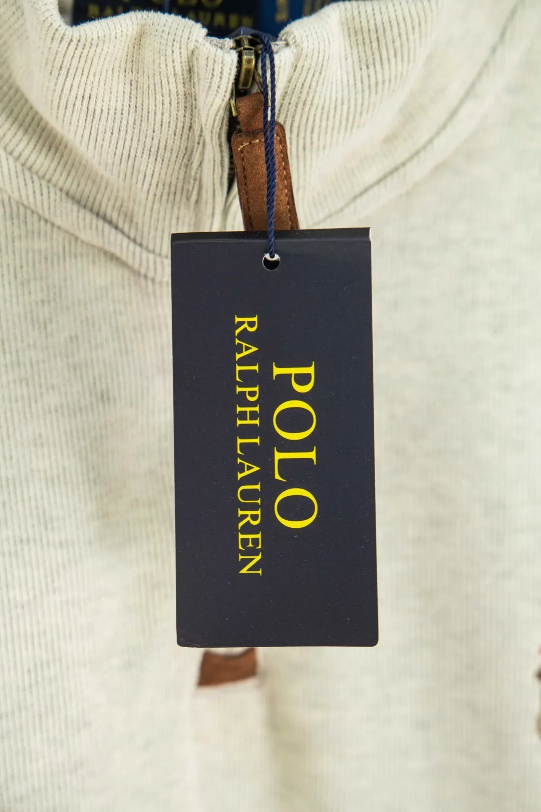 🅿️260 new model number: B143 Ralph Lauren's new half-zip sweatshirt top with colorful logo embroidery on the chest 1️⃣ Developed using original fabric, the fabric properties are similar to wool, soft and light to the touch, and has good wrapping and elasticity! 2️⃣The iconic embroidery design style on the chest is very youthful and energetic, and can be easily worn by both men and women. It is very in line with the fashion aesthetic concepts of today's young people! 3️⃣Simple style, comfortable to wear, same style for men and women, a must-have for couples! 4️⃣Full set of customized accessories, complete with three standards Color: gray, beige Size: S, M, L, XL
